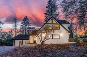 A Modern Hideaway - Fully remodeled w hot tub, game room and more